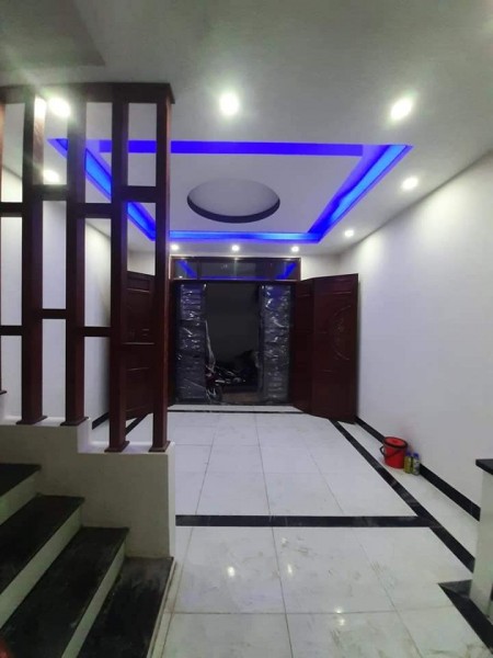 Bán nhà mặt ngõ Trần Quốc Hoàn Cầu Giấy dt 37m2, 5 tầng Mt 4m giá 4.75 tỷ, lh 0902224679