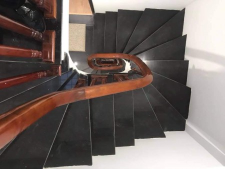 Bán gấp nhà rộng 34m2, nguyên căn 5 tầng, mt 4m, giá 3.15 tỷ, còn mới, ở luôn Hoa Bằng, Cầu Giấy