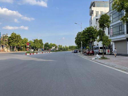 Bán lô đất diện tích 39m2 mặt phố Hồng Tiến, hai mặt đường, kinh doanh cực tốt, sổ sẵn