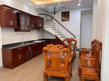 Bán Nhà Đường Ỷ La, nguyên căn đẹp, lô góc, sổ vuông dt 32m2, 5 tầng, giá bán 2.42 tỷ