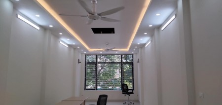 Bán nhà nguyên căn chính chủ mặt phố Trần Quốc Hoàn, giá tốt đầu tư, pháp lí đầy đủ
