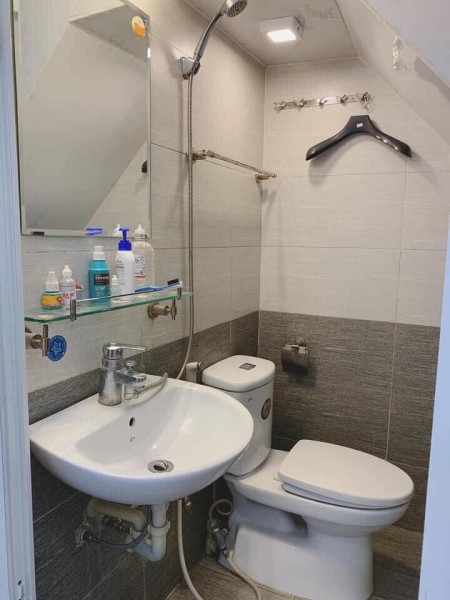 Bán gấp nhà phố Bà triệu Quận Hai Bà Trưng, dt 30m2, 3 tầng, giá 4x tỷ, lô góc ô tô đỗ cửa