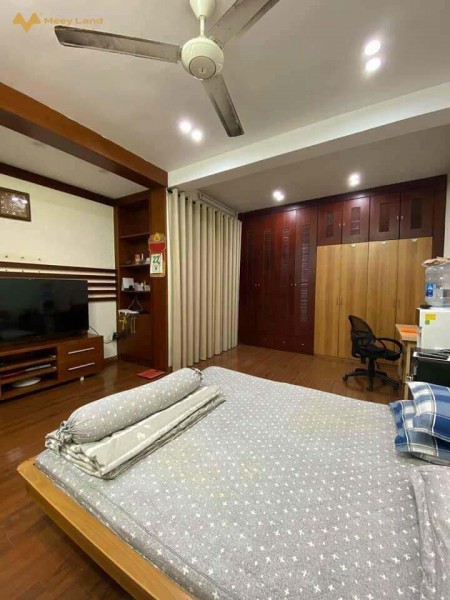 Bán nhà Chính Kinh, diện tích 35m2, 5 tầng, giá bán 3,2 tỷ khu dân trí cao tiện ích xung quanh đủ