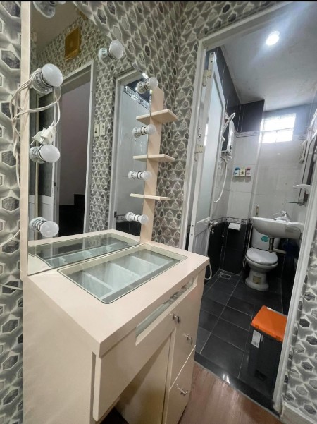 Bán nhà Nguyễn Tất Thành, Quận 4, đúc kiên cố 3 lầu, giá bán nhanh 3.3 tỷ, bàn giao ngay