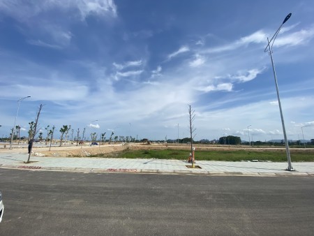 Tôi còn lô đất MB650 Đông Khê. Lô xe khe sát công viên 2 mặt tiền. Cách đường 36m chỉ 20m