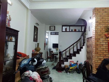 Bán nhà nguyên căn Tứ Hiệp Thanh Trì, diện tích 40m2, 4 tầng, giá bán 2.45 tỷ, vị trí đắc địa