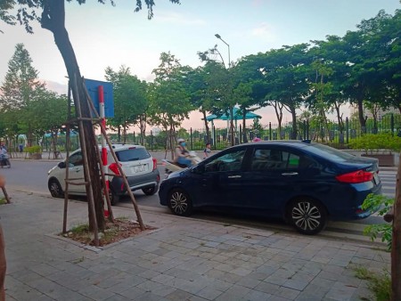 Bán nhà liền kề 5 tầng dt 75m2, đường 30m, ngay ngã 4 công biên, kd sầm uất lh 0981937012