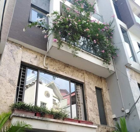 Giá bán 3 tỷ nhà nguyên Giải Phóng cách 1 nhà ra đường lớn đúc kiên cố 4 tầng kiên cố