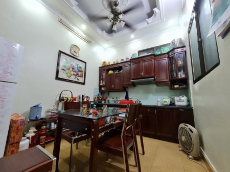 Bán gấp nhà Đường Láng, Quận Đống Đa dtsd 60m2, đúc 5 tầng giá 6 tỷ, ô tô đỗ cửa
