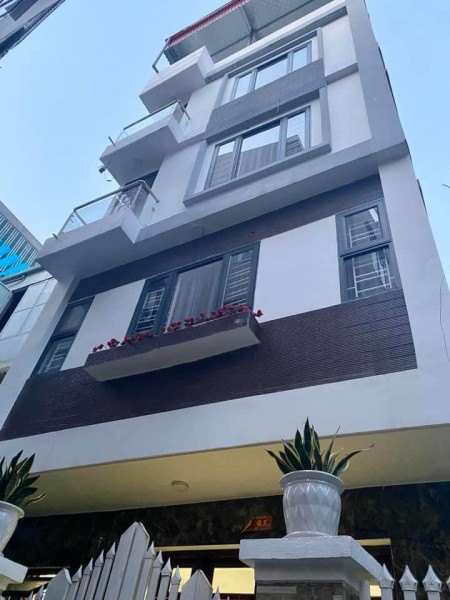 Bán nhà nguyên căn mt đường Giải Phóng dt 79m2, giá 23.9 tỷ thương lượng, vỉa hè rộng