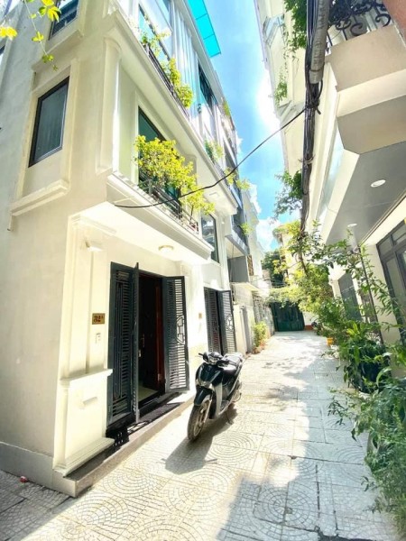 Bán nhà Bồ Đề Quận Long Biên nhà thoáng sáng diện tích 32m2, giá bán 3 tỷ, lh 0896551079