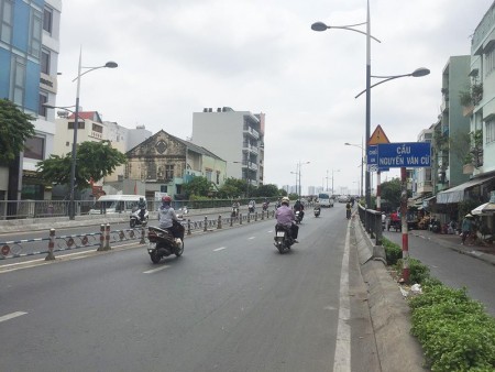 Bán nha mặt phố Nguyễn Văn Cừ diện tích sử dụng 31m2 giá bán 6ty5 liên hệ 0353098442