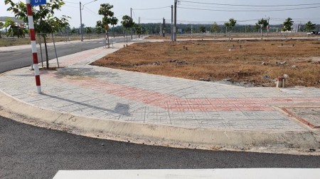 Cần bán lô đất ngay trung tâm hành chính giá 650 triệu nền, trung tâm Bến Cát, sổ hồng riêng