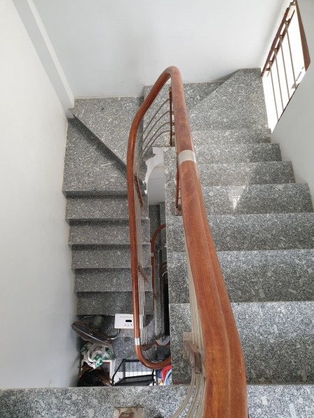 Tôi cần bán nhà ngay phố Nguyên Văn Cừ đúc kiên cố thửa đất vuông vắn, diện tích 57m2