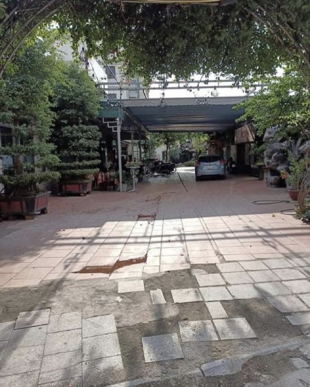 Bán đất mặt phố Hồng Tiến diện tích 300m2, mặt tiền rộng 15m, giá bán 60 tỷ, thương lượng