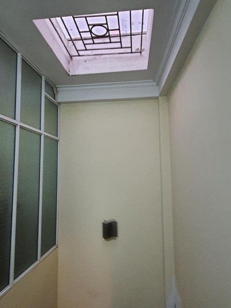 Nhà nguyên căn đẹp ở ngay Bạch Đằng Hoàn Kiếm, dt 30m2, 5 tầng giá 2x tỷ, gần phố ngõ thông