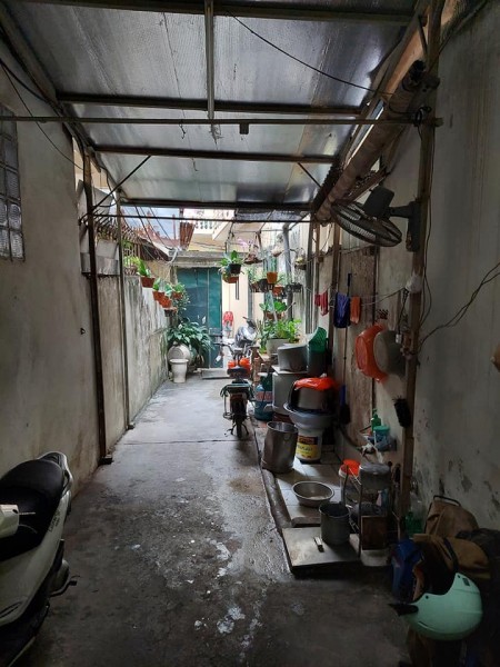 Bán nhà nguyên căn ngõ Hoàng Quốc Việt gần Bưởi dt 4m2, 3 tầng đúc, mt 4m, giá 6.3 tỷ, lh 0975513371