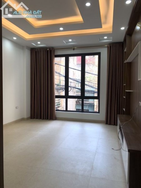 Nhà nguyên căn hàng xóm Royal diện tích sử dụng 54m2, giá bán 4.7 tỷ, sổ sẵn chính chủ