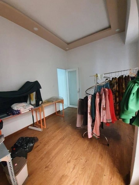 Bán nhà đẹp, Quận 10, ngay trung tâm, giá rẻ 5.35 tỷ, vào ở ngay