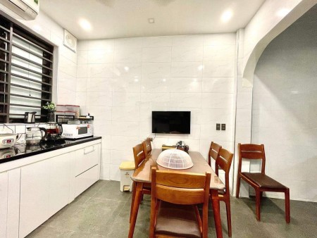 Bán nhà nguyên căn trung tâm Cầu Giấy lô góc 2 mặt tiền hiếm có giá nhỉnh 2 tỷ, lhcc