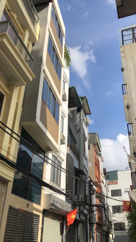 Bán nhà nguyên căn Ngô Gia Từ, Long Biên, nhiều tiện ích dtsd 45m2, giá 3.5, sổ sẵn