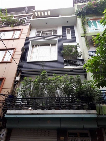 Nhà đẹp đường Láng ở ngay gần phố tặng ngay nội thất gỗ hương cực đẹp giá chỉ có 4,6 tỷ