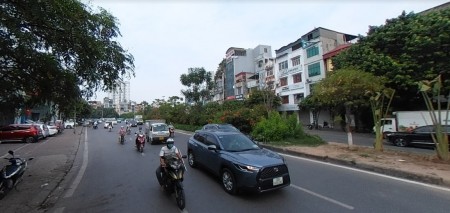 Bán nhà nguyên căn mặt tiền rộng, vỉa hè rộng, vị trí đẹp, sổ đỏ chính chủ, sẵn sàng giao dịch