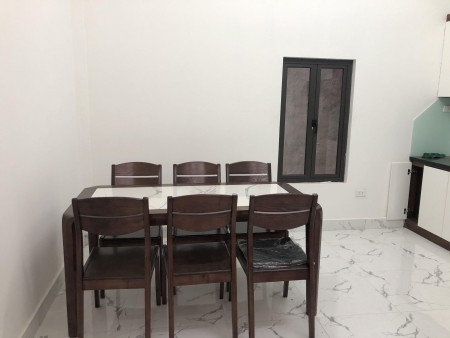 Bán nhà nguyên căn ô tô đỗ cổng nhà nguyên căn mới, nội thất cơ bản, phố Trịnh Văn Bô