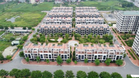 Cần bán nhà mặt phố thương mại 3 mặt tiền, ngân hàng hỗ trợ vay, giá 3.8. tỷ, lh 0975348223