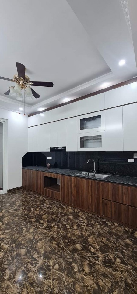 Vị trí đẹp, ô tô đỗ cửa Phố Xuân La, diện tích sử dụng 44m2, 6 tầng, 7PN, nhỉnh 4 tỷ