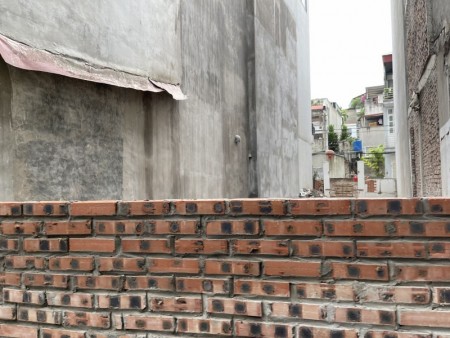 Cần bán lô đất 42m2 tại Sài Đồng, cạnh chi cục thuế Long Biên, gần đường chính.