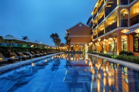 Bán gấp khách sạn 45 phòng mặt tiền biển Hạ Long view biển 100%. P.2 giá bán 200 tỷ