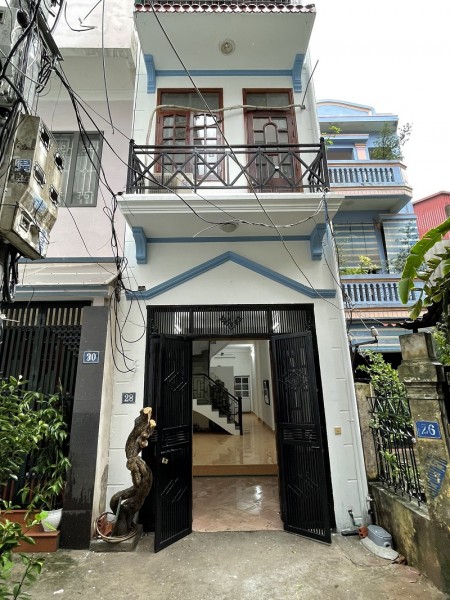 Chính chủ Bán nhà tại ngõ 366 Ngọc Lâm, Long Biên DT 56.5m2x3 tầng Giá 4.3 tỷ LH 0913160781