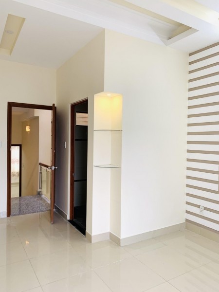 Bán nhà Gò Vấp, Hẻm Xe tải, diện tích sử dụng 72m2, đúc kiên cố 3 tầng, Giá Rẻ.