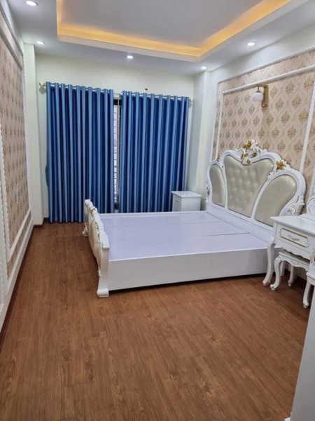Bán gấp nhà Nguyễn Văn Cừ, 40 m2, 5 tầng, ô tô đỗ cổng, nhà mới Kính Koong, giá 3.35 tỷ
