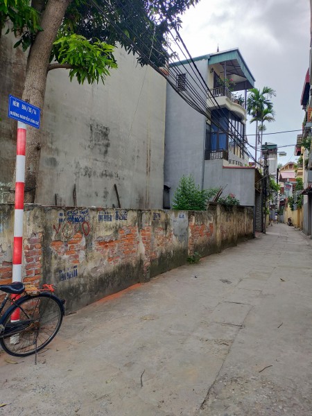 Bán đất Nguyễn Văn Cừ, Quận Long Biên, diện tích sử dụng 32m2, giá bán nhỉnh 2 tỷ.