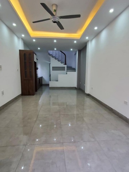 Bán Nhà Ngọc Lâm nhà nguyên căn rộng thông sàn diện tích: 35m2, giá bán 2.95 tỉ, lhcc