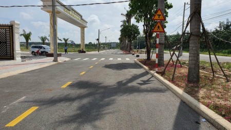 Cần bán lô đất nằm ngay cụm khu công nghiệp hỗ trợ vay, khu dân cư đông đúc, sổ sẵn