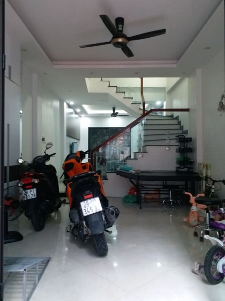 Bán nhà nguyên căn Hoa Hậu Nguyễn Khánh Toàn Cầu Giấy, dtsd 54m2, 5 tầng, mt 5m, giá 6.4 tỷ