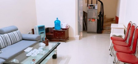 Bán nhà nhỉnh 3 tỷ hộ khẩu ngay Cầu Giấy, diện tích 39m2, 3 tầng, liên hệ 0973086353