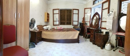 Tôi cho thuê nhà sân vườn 300m2: XD 90m2 3 tầng 3PN, vệ sinh, bếp, khu bàn ăn, Yên Hòa, Cầu Giấy