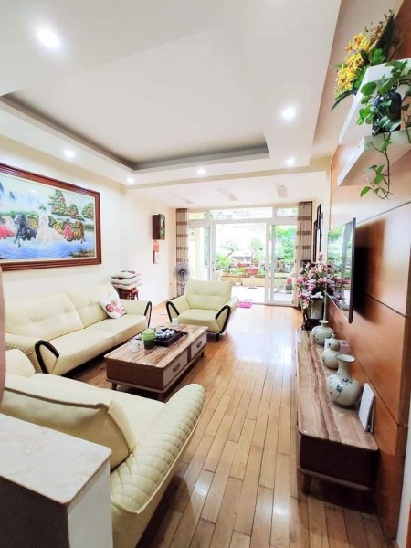 Nhà có việc cần tiền nên bán gấp nhà Nguyễn Văn Cừ, diện tích 56.4m2, 5 Tầng, giá nhỉnh 4 tỷ