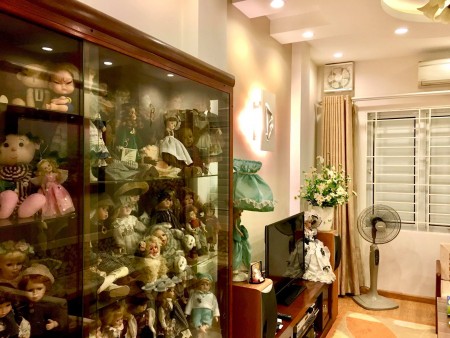 Bán nhà phân lô ngõ 102 Pháo Đài Láng diện tích 45m2, 5 tầng đúc, gần phố , giá 4,2 tỷ.