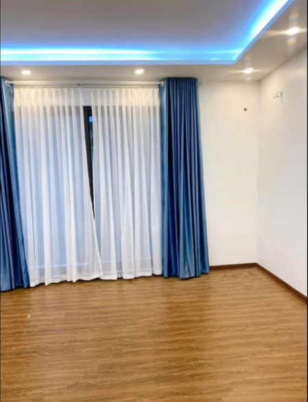 Siêu phẩm quận Cầu Giấy, Hà Nội - Mặt tiền 5m, 10m ô tô đỗ, diện tích 42m2 - 3 Ngủ, giá tốt