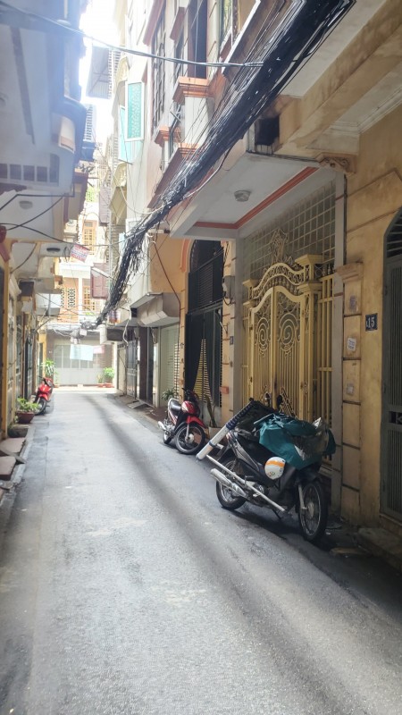 Bán gấp nhà Cầu Giấy, có gara ô tô, diện tích sử dụng 40m2 giá chỉ 6.1 tỷ sổ đỏ phân lô