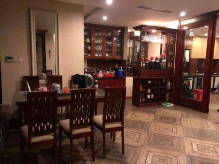 Bán gấp nhà phố ẩm thực Tô Hiệu, Cầu Giấy, diện tích 200m, mặt tiền 9m, giá 32 tỷ.