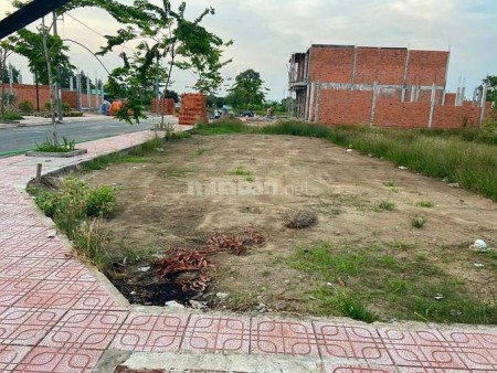 Bán gấp lô góc đất thổ cư diện tích sử dụng 110m2 gần chợ Bình Chánh, xã Bình Chánh
