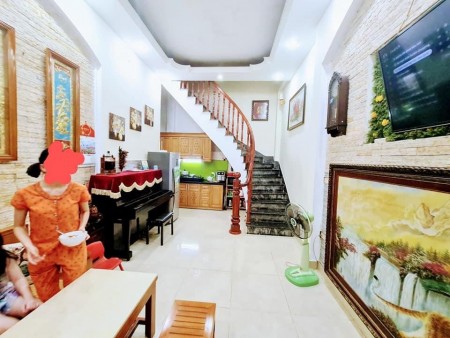 Bán nhà Hoàng Mai, ô tô đỗ, gần chợ, sẵn nhà đẹp về ở ngay, giá hơn 3 tỷ