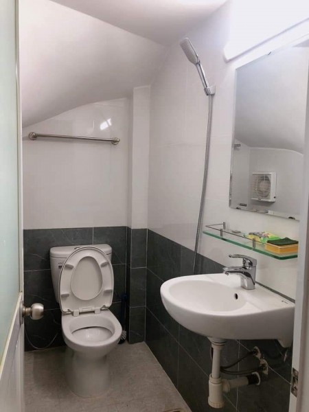 Bán nhà nguyên căn ô tô đỗ cửa kế chợ Bà Chiểu, diện tích 50m2, giá 5.5 tỷ, còn mới vào ở ngay