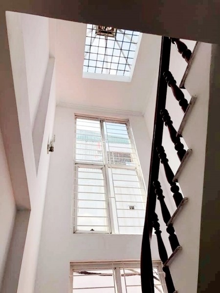 Bán nhà đẹp, giá hợp lý Đường Láng dt 33m2 5 tầng, mt 5,8m giá bán 3.15 tỷ, sổ sẵn chính chủ